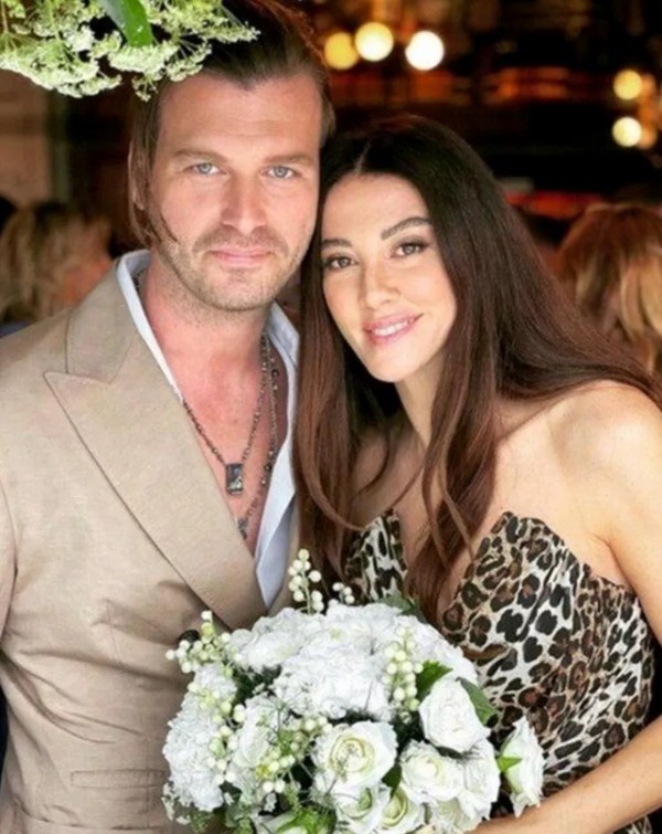 Kıvanç Tatlıtuğ'dan eşine romantik yorum!